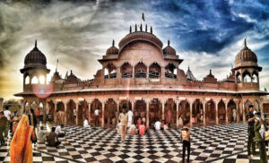 राधारानी मंदिर, बरसाना की भव्य संरचना, जो सफेद पत्थरों से निर्मित है और प्रेम एवं भक्ति का प्रतीक मानी जाती है।