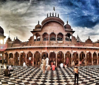 राधारानी मंदिर, बरसाना की भव्य संरचना, जो सफेद पत्थरों से निर्मित है और प्रेम एवं भक्ति का प्रतीक मानी जाती है।